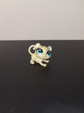 Littlest Pet Shop Beige Kitten with Blue Eyes
